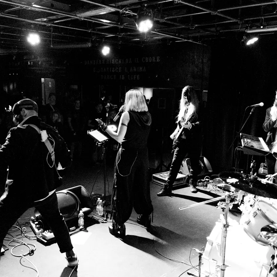 Gli Eveline sul palco, scatto in bianco e nero