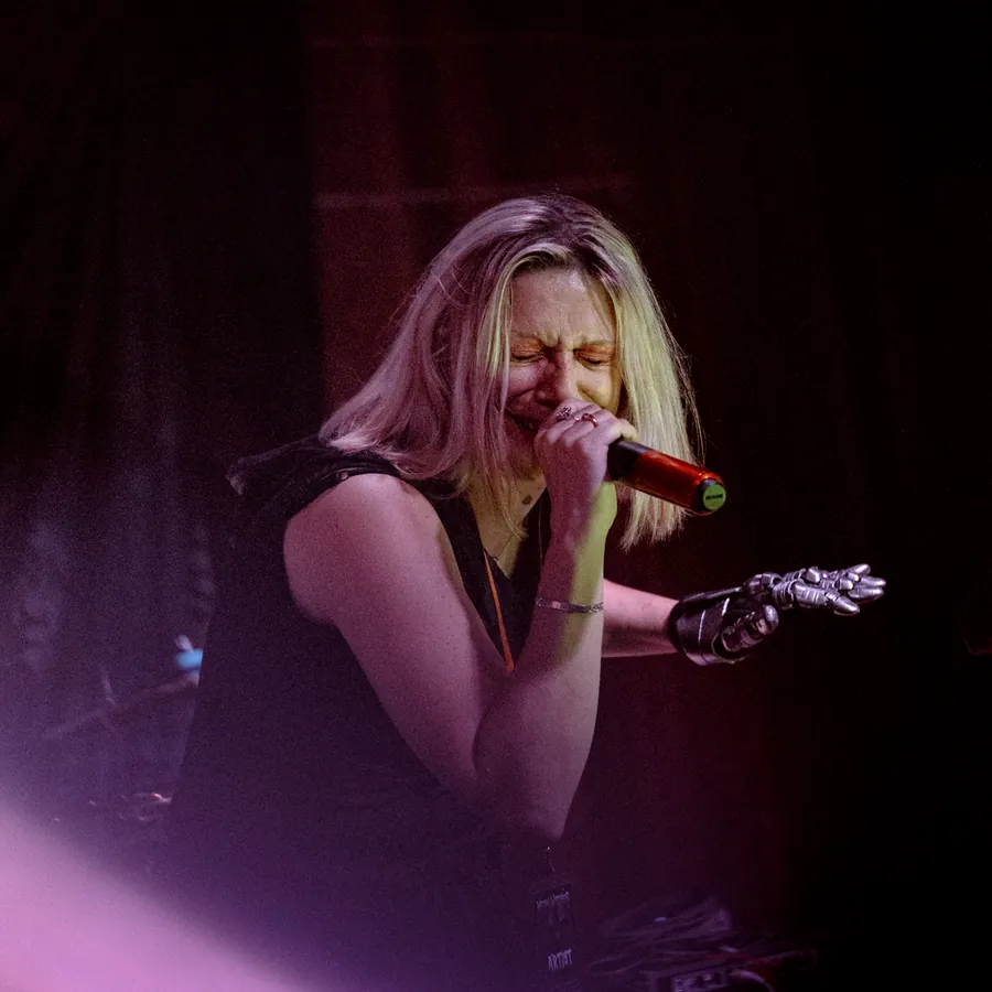 La cantante degli Eveline dal vivo
