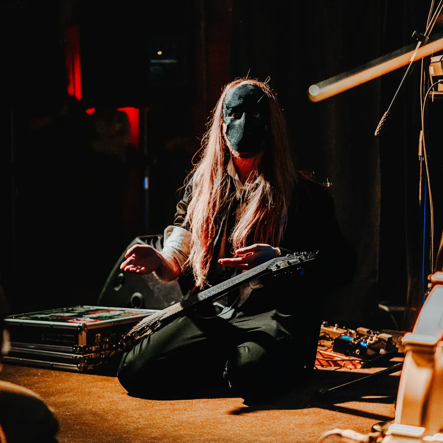 Un musicista degli Eveline seduto sul palco